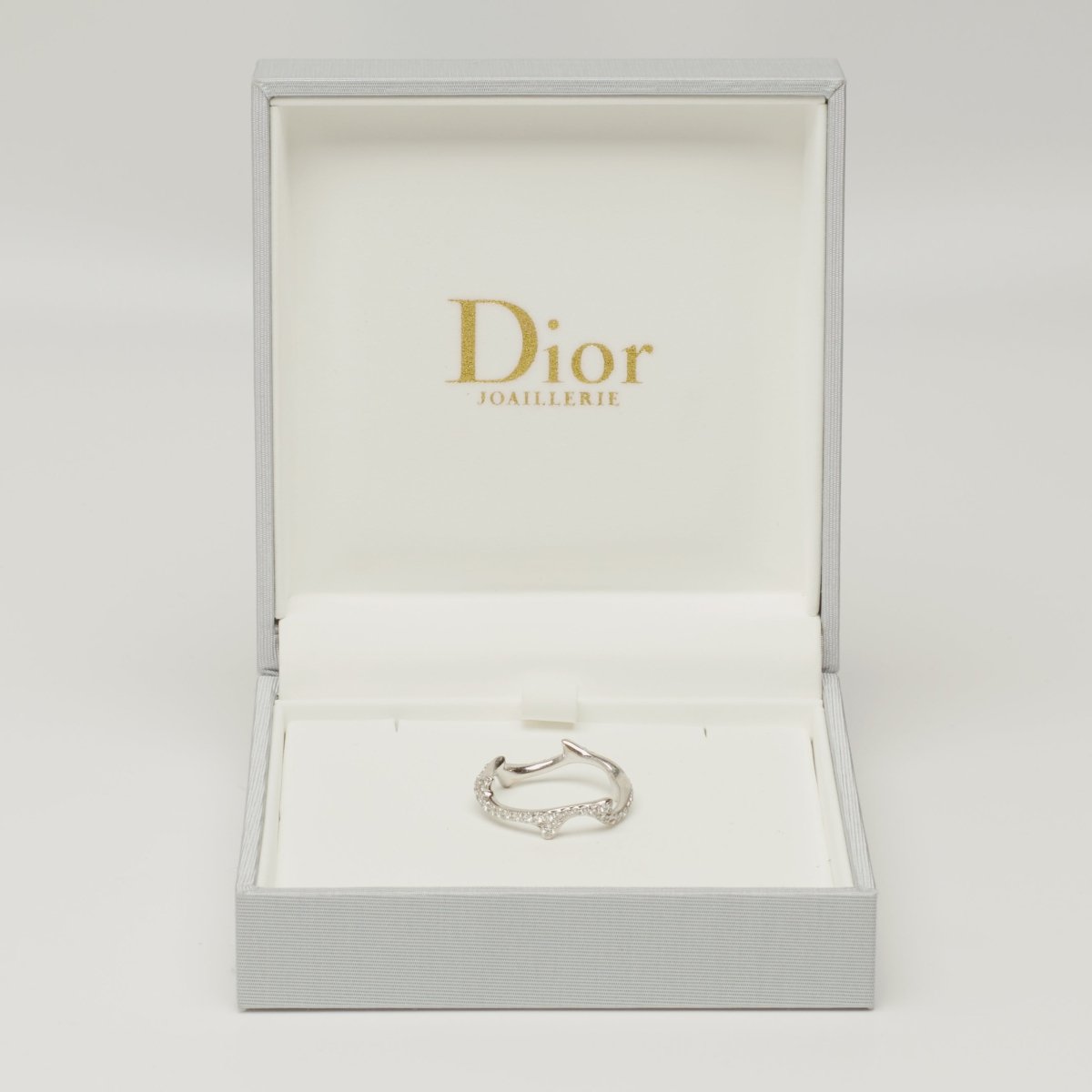 Bague Dior Bois de rose en or blanc et diamants taille 56 - Castafiore