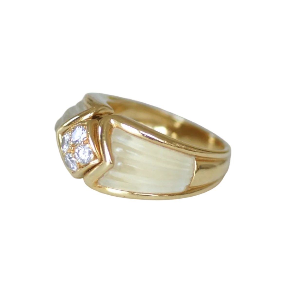 Bague Dôme BOUCHERON en or jaune, cristal de roche et diamants - Castafiore