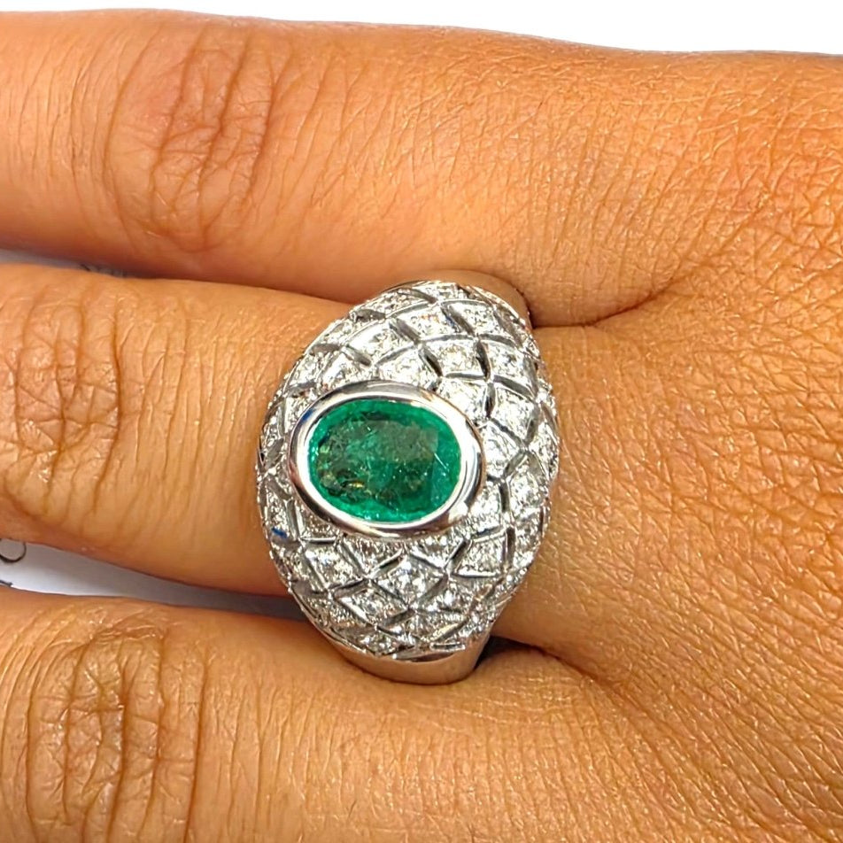 Bague Dôme en or blanc, émeraude et diamants - Castafiore