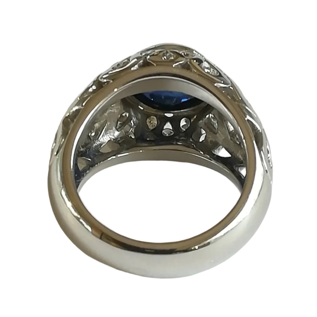 Bague Dôme en or blanc, saphir, et diamants - Castafiore
