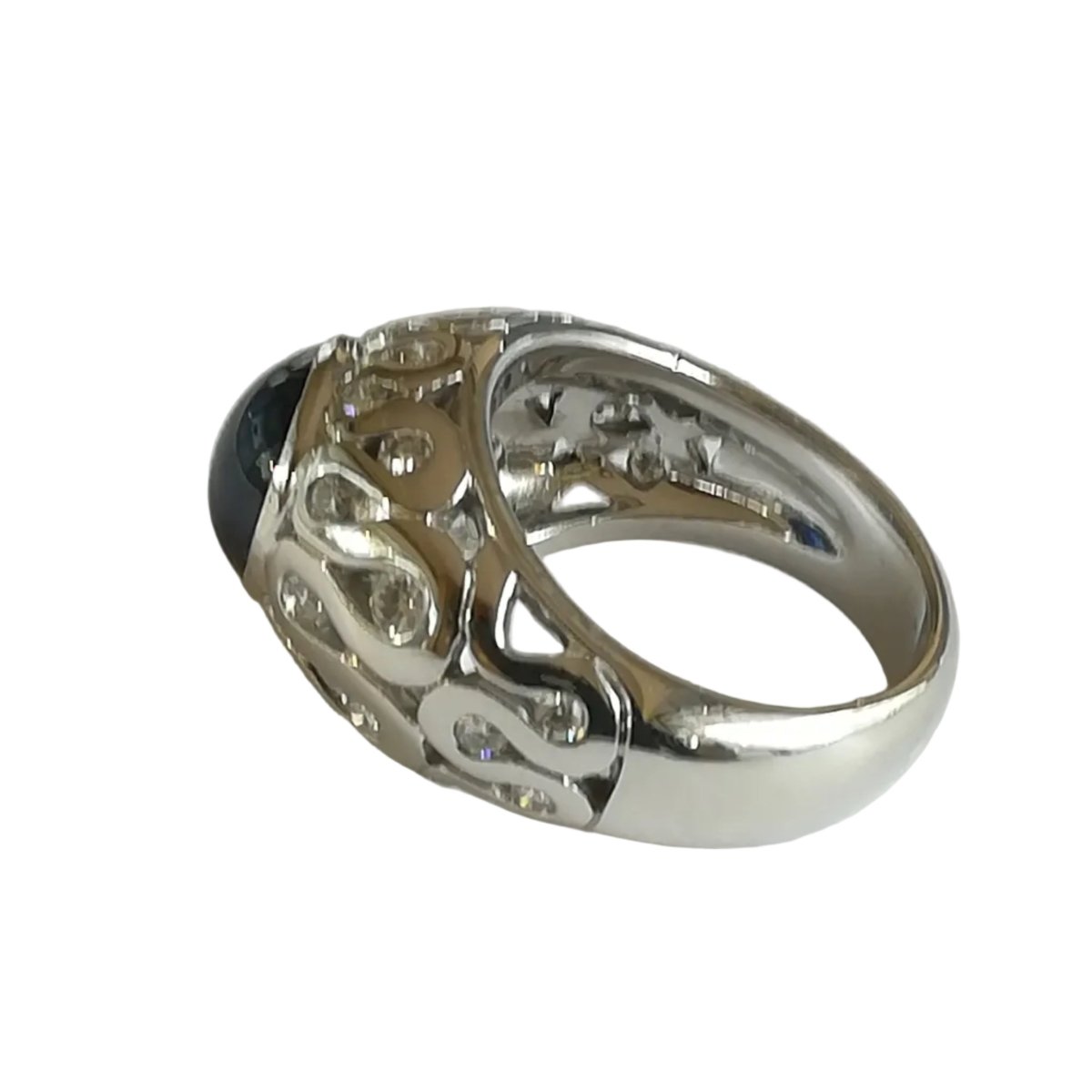 Bague Dôme en or blanc, saphir, et diamants - Castafiore