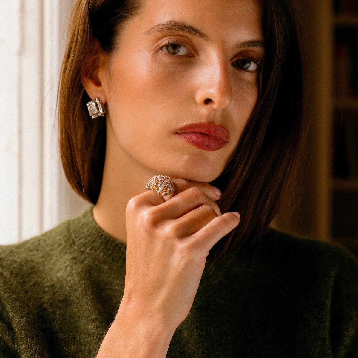 Bague Dôme en or blanc, saphirs et diamants - Castafiore