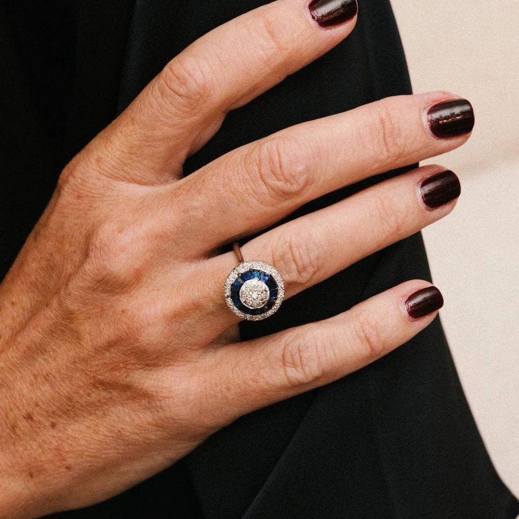 Bague Dôme en or blanc, saphirs et diamants - Castafiore