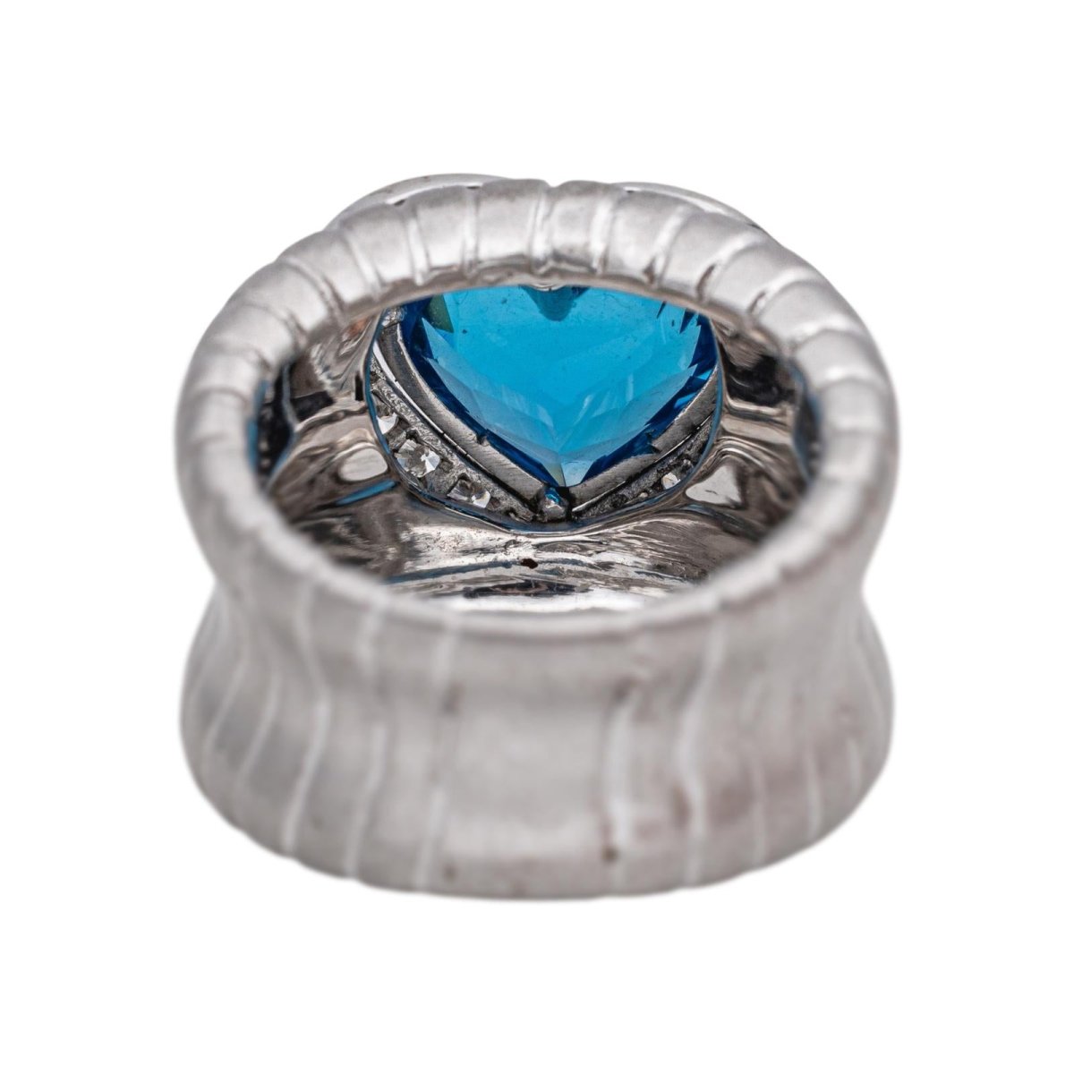Bague Dôme en or blanc, topaze et diamants - Castafiore