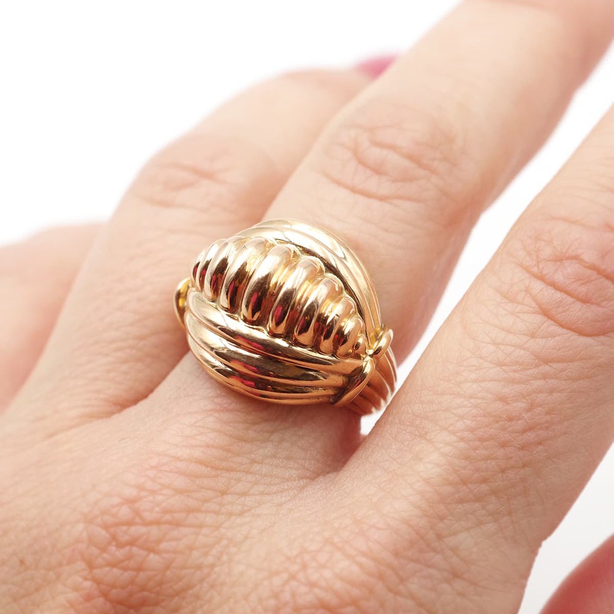 Bague dôme godrons en or