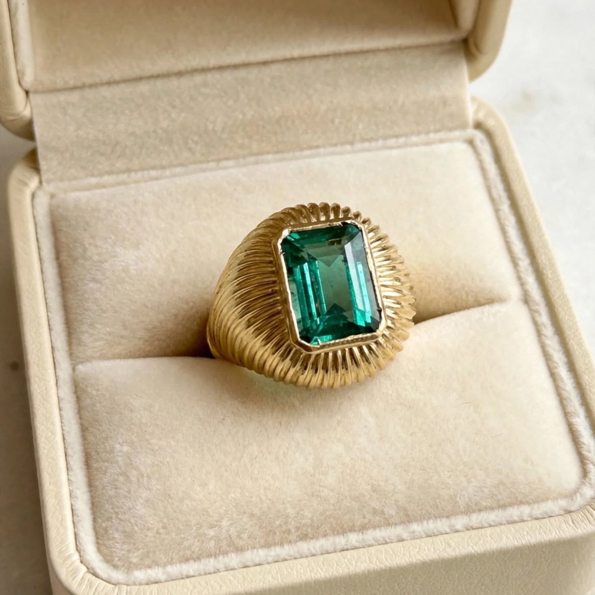 Bague Dôme en or jaune et émeraude - Castafiore