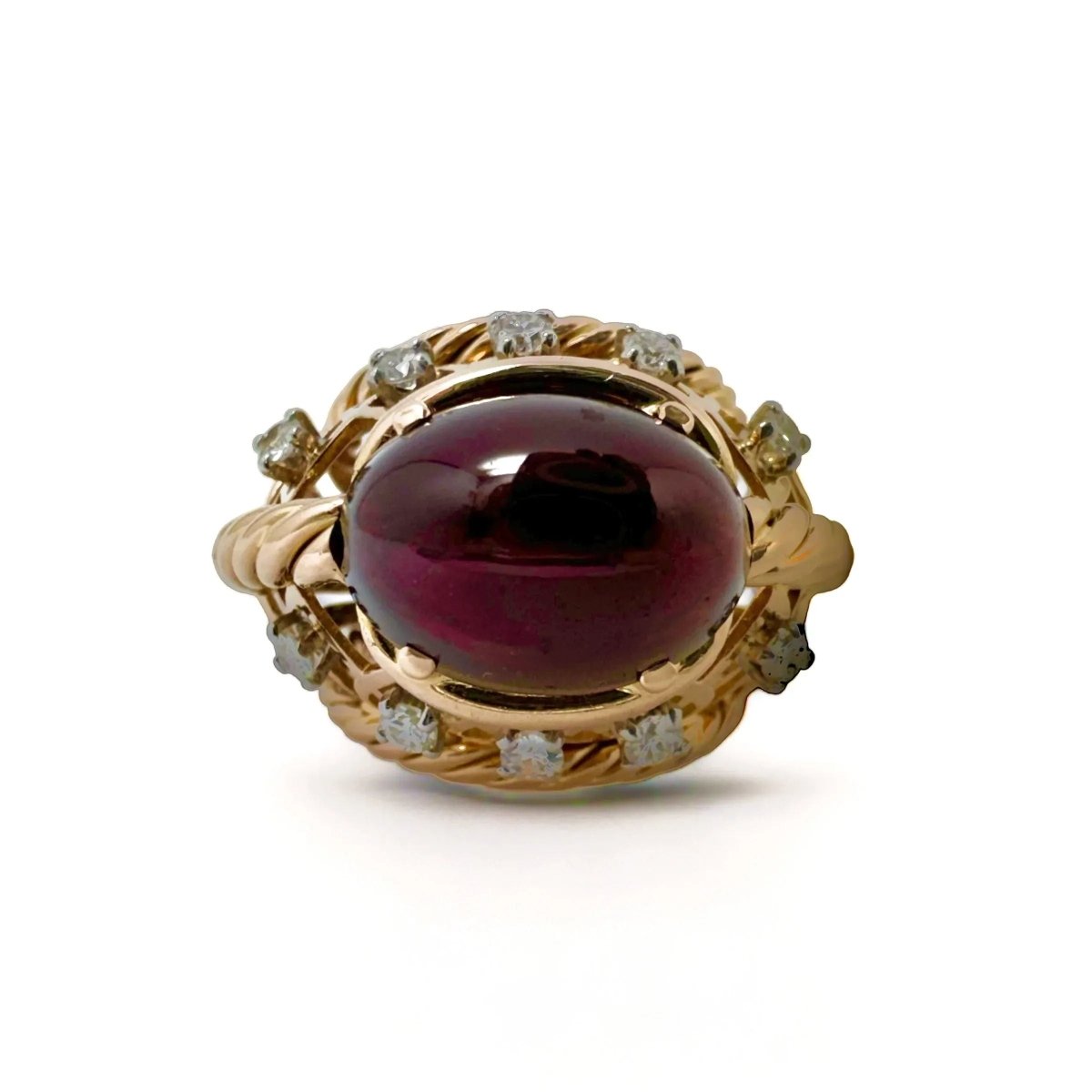 Bague dôme en or jaune ornée d’un grenat entouré de diamants. - Castafiore