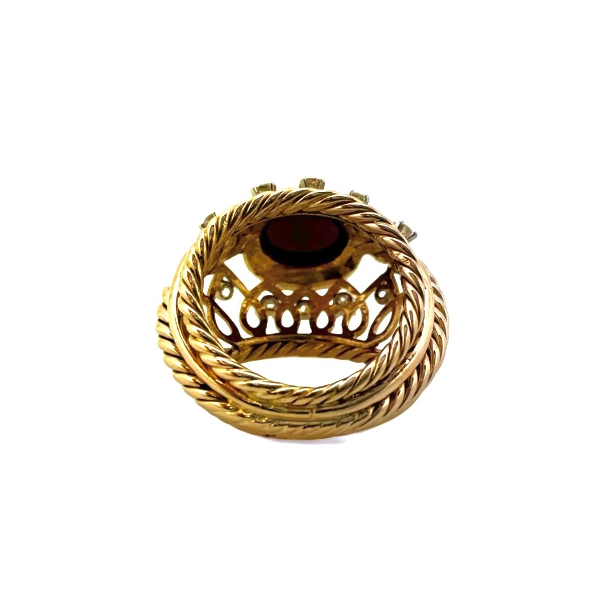 Bague dôme en or jaune ornée d’un grenat entouré de diamants. - Castafiore
