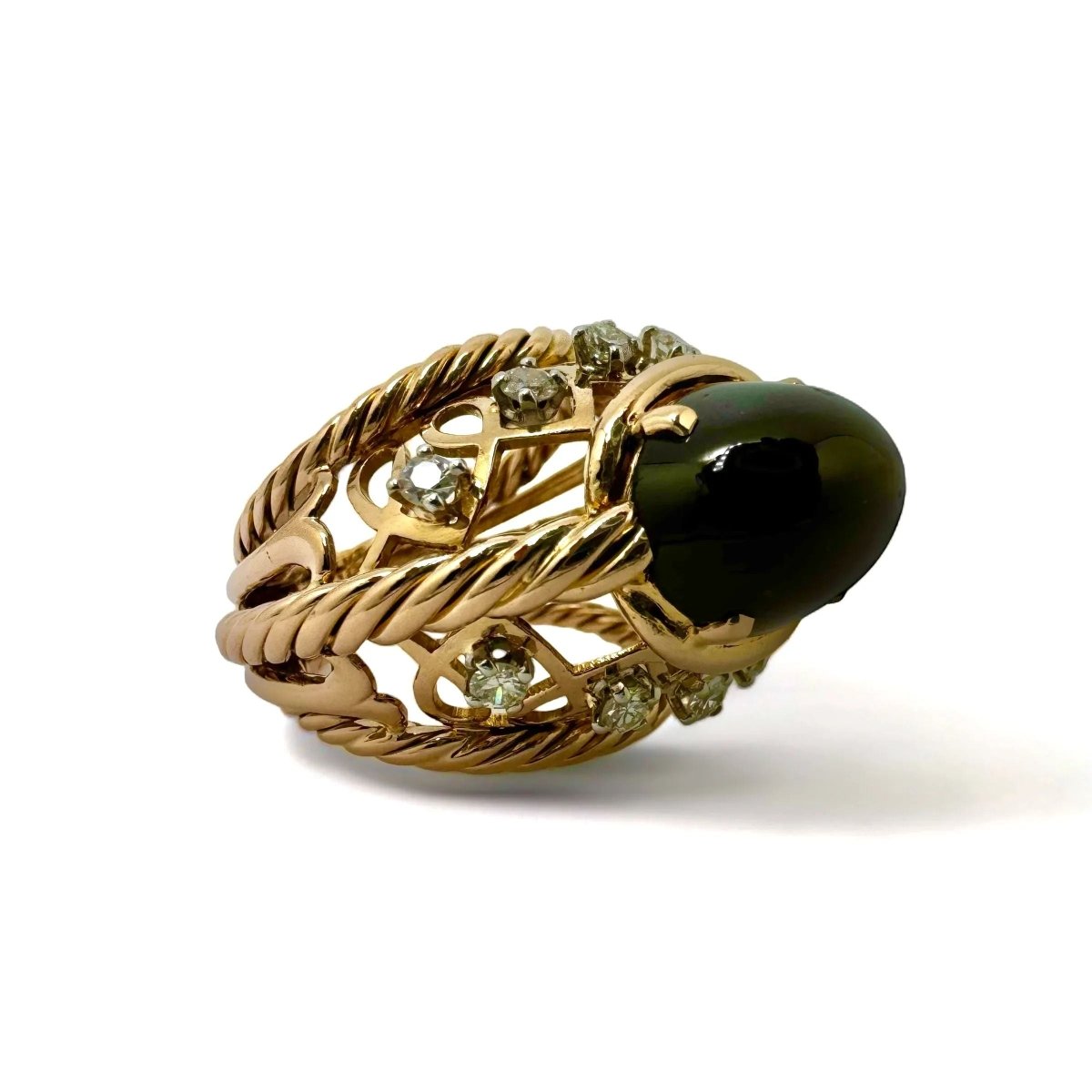 Bague dôme en or jaune ornée d’un grenat entouré de diamants. - Castafiore