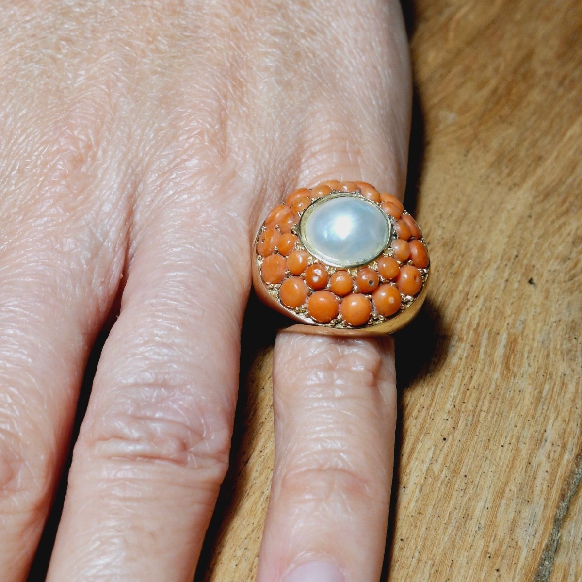 Bague Dôme en or jaune, perle et corail - Castafiore