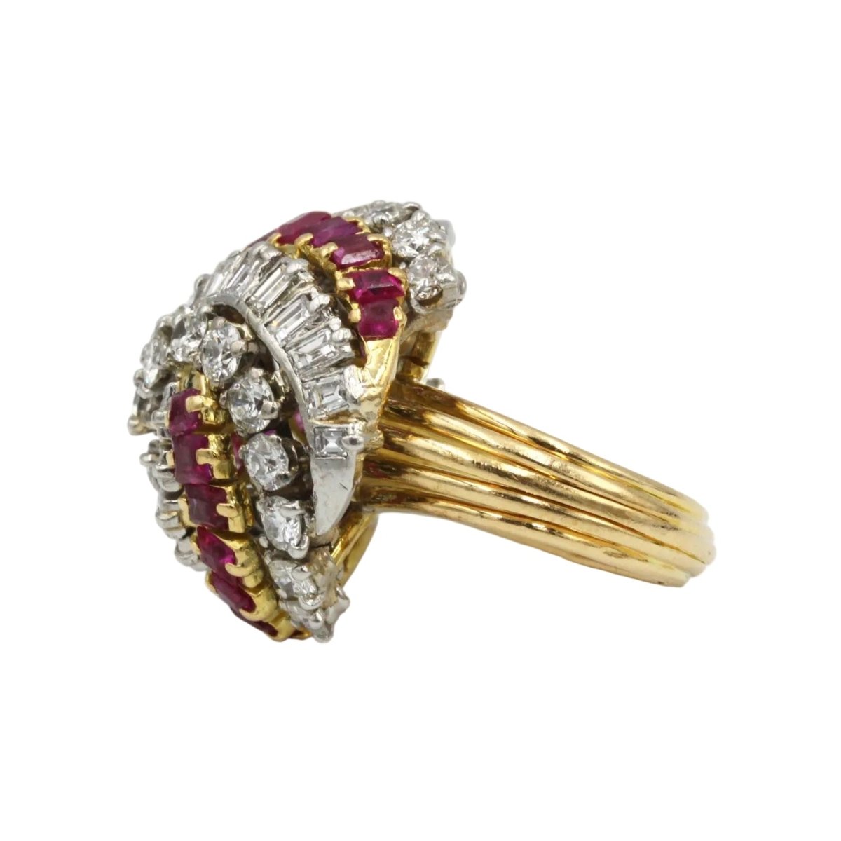 Bague Dôme en or jaune, platine, rubis et diamants - Castafiore