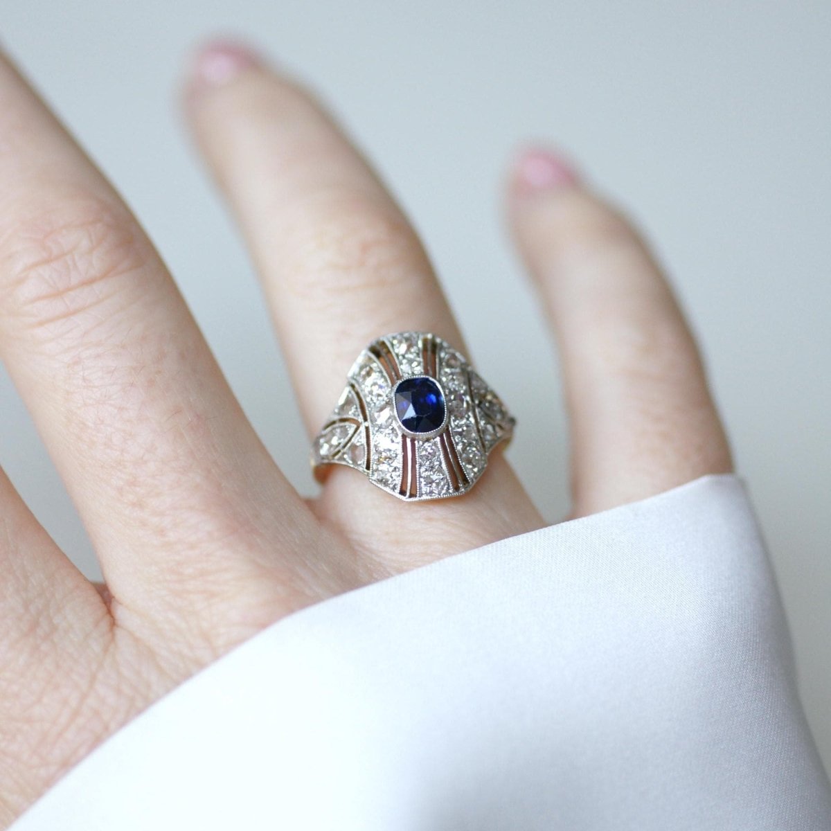 Bague Dôme en or jaune, platine, saphir, et diamants - Castafiore