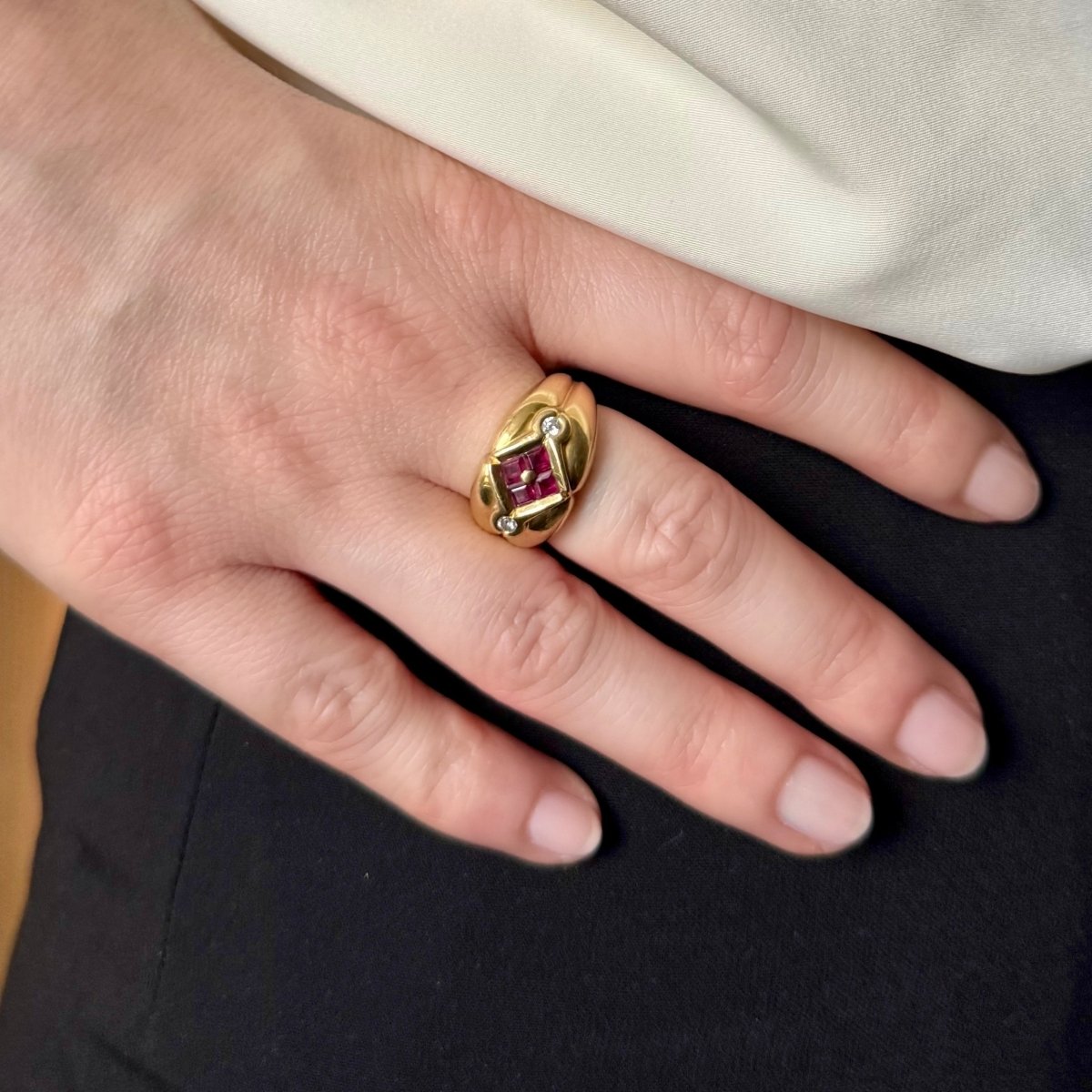 Bague Dôme en or jaune, rubis et diamants - Castafiore