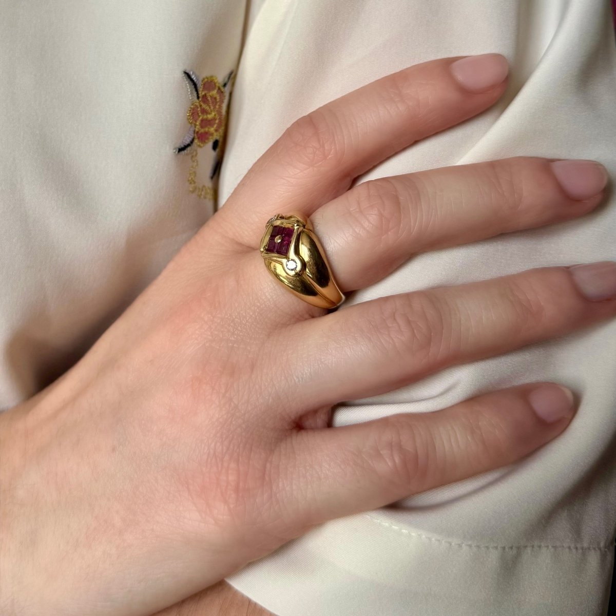 Bague Dôme en or jaune, rubis et diamants - Castafiore