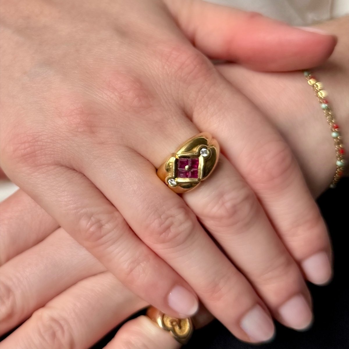 Bague Dôme en or jaune, rubis et diamants - Castafiore