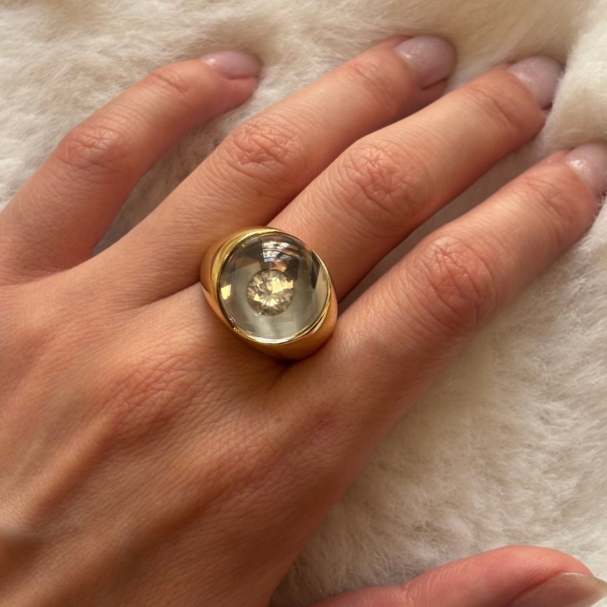 Bague Dôme MAUBOUSSIN "Loupe" en or jaune, cristal de roche et diamant - Castafiore