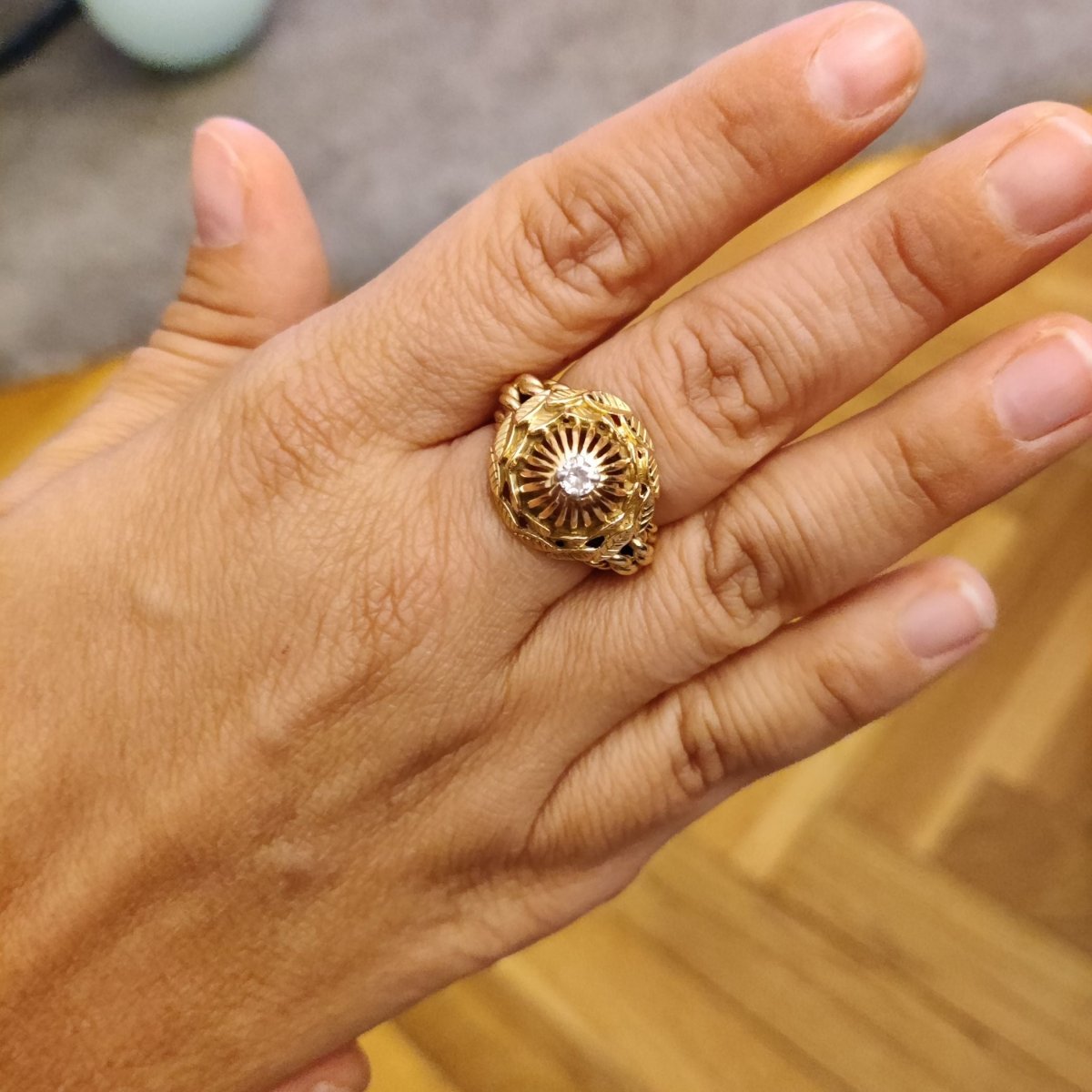 Bague dôme motifs floraux en or jaune et diamant - Castafiore