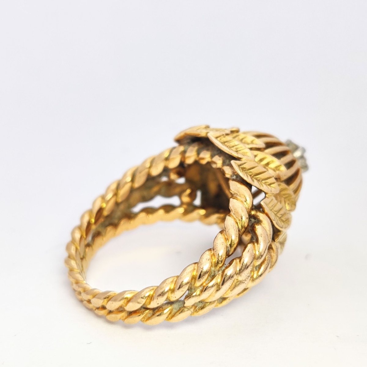 Bague dôme motifs floraux en or jaune et diamant - Castafiore