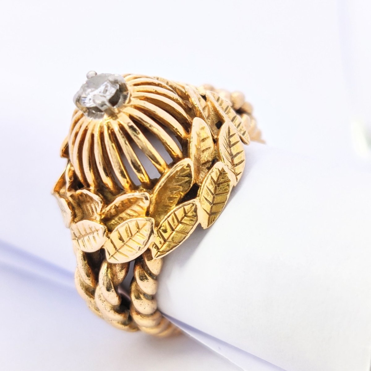 Bague dôme motifs floraux en or jaune et diamant - Castafiore