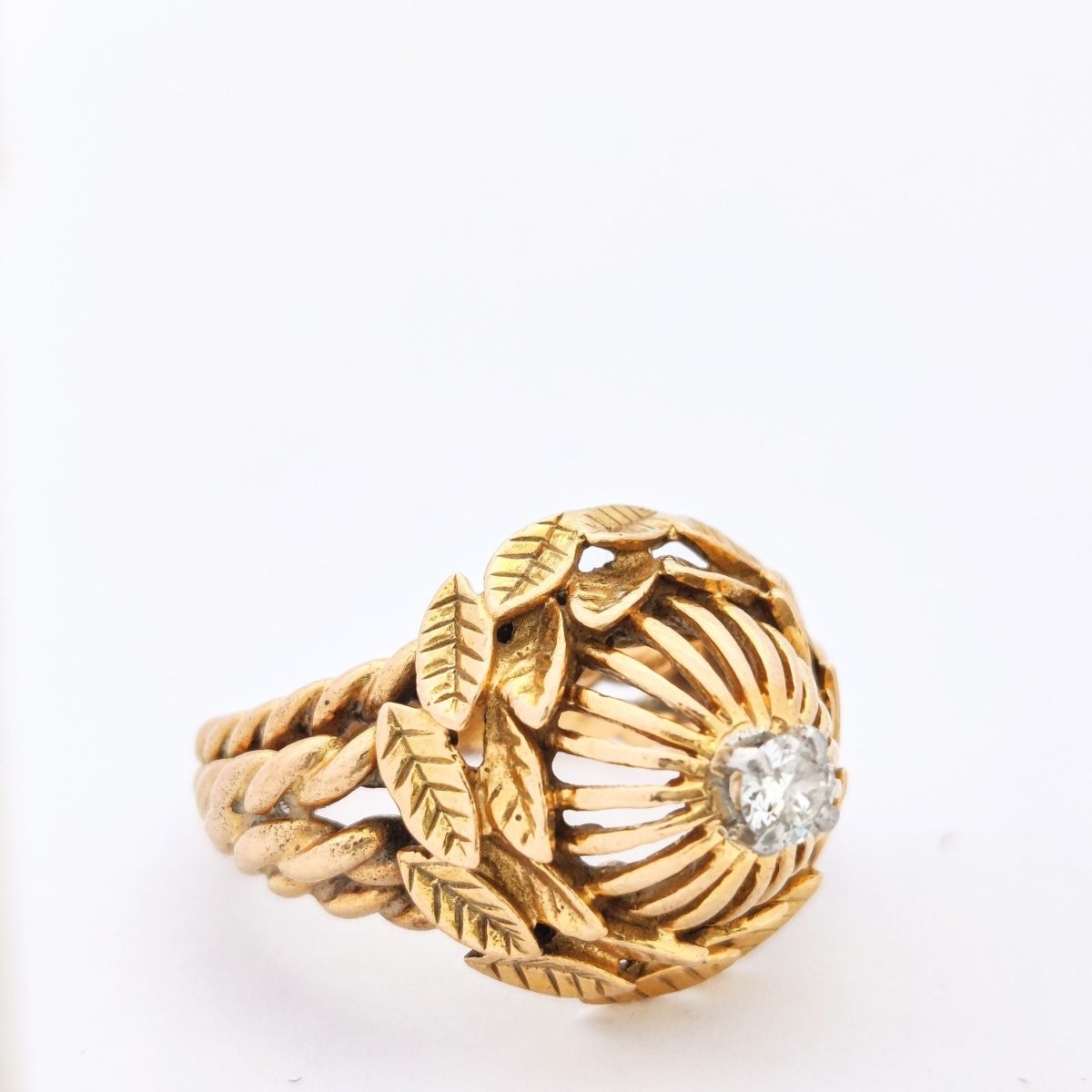 Bague dôme motifs floraux en or jaune et diamant - Castafiore