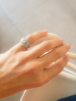 Bague dôme or gris et diamants ciselée - Castafiore