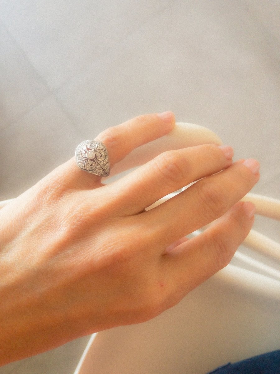 Bague dôme or gris et diamants ciselée - Castafiore