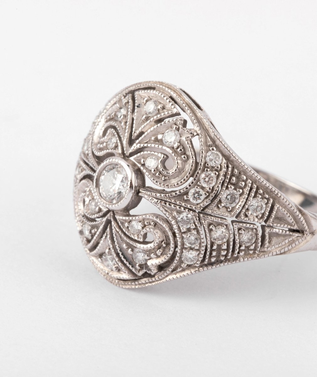Bague dôme or gris et diamants ciselée - Castafiore