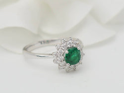 Bague double entourage en or blanc, émeraude 0.64ct et diamants - Castafiore