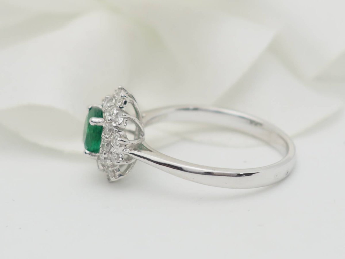 Bague double entourage en or blanc, émeraude 0.64ct et diamants - Castafiore