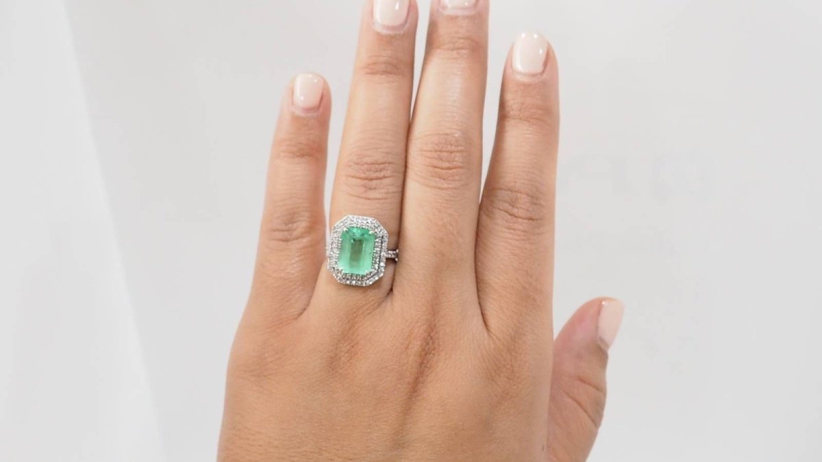 Bague double entourage en or blanc, émeraude de colombie certifiée et diamants - Castafiore
