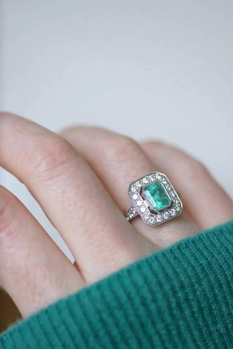 Bague Émeraude Colombienne 2.00 Cts et Diamants Style Art Déco - Castafiore