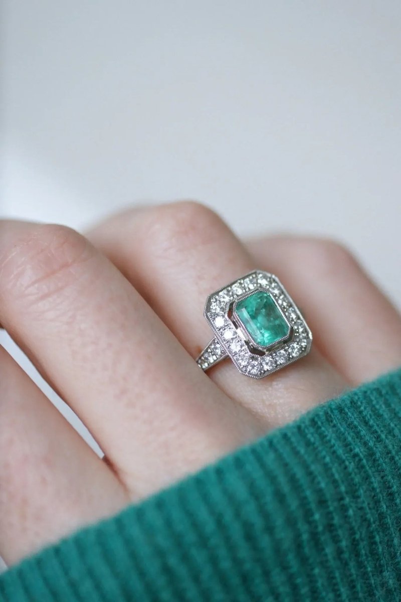 Bague Émeraude Colombienne 2.00 Cts et Diamants Style Art Déco - Castafiore