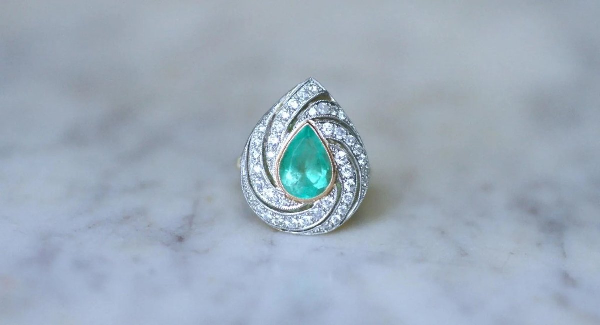 Bague Emeraude Colombienne Poire Entourage Diamants sur Or - Castafiore
