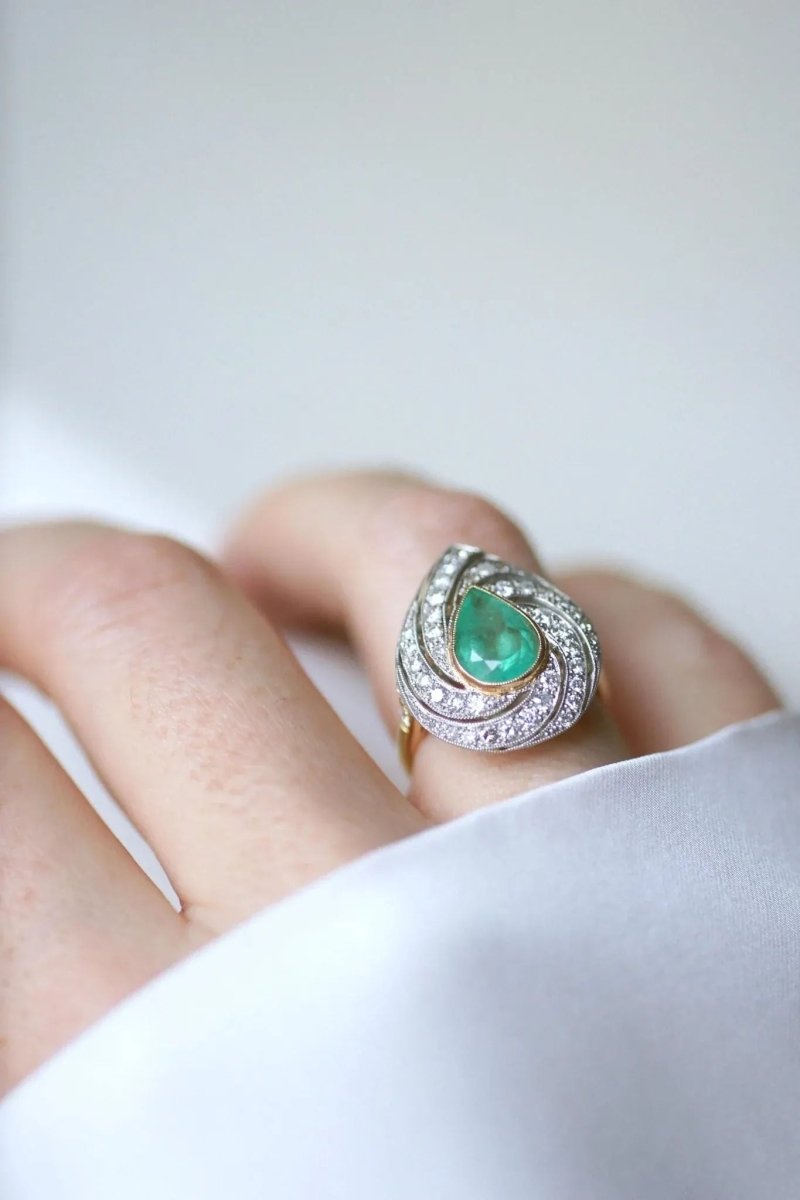 Bague Emeraude Colombienne Poire Entourage Diamants sur Or - Castafiore