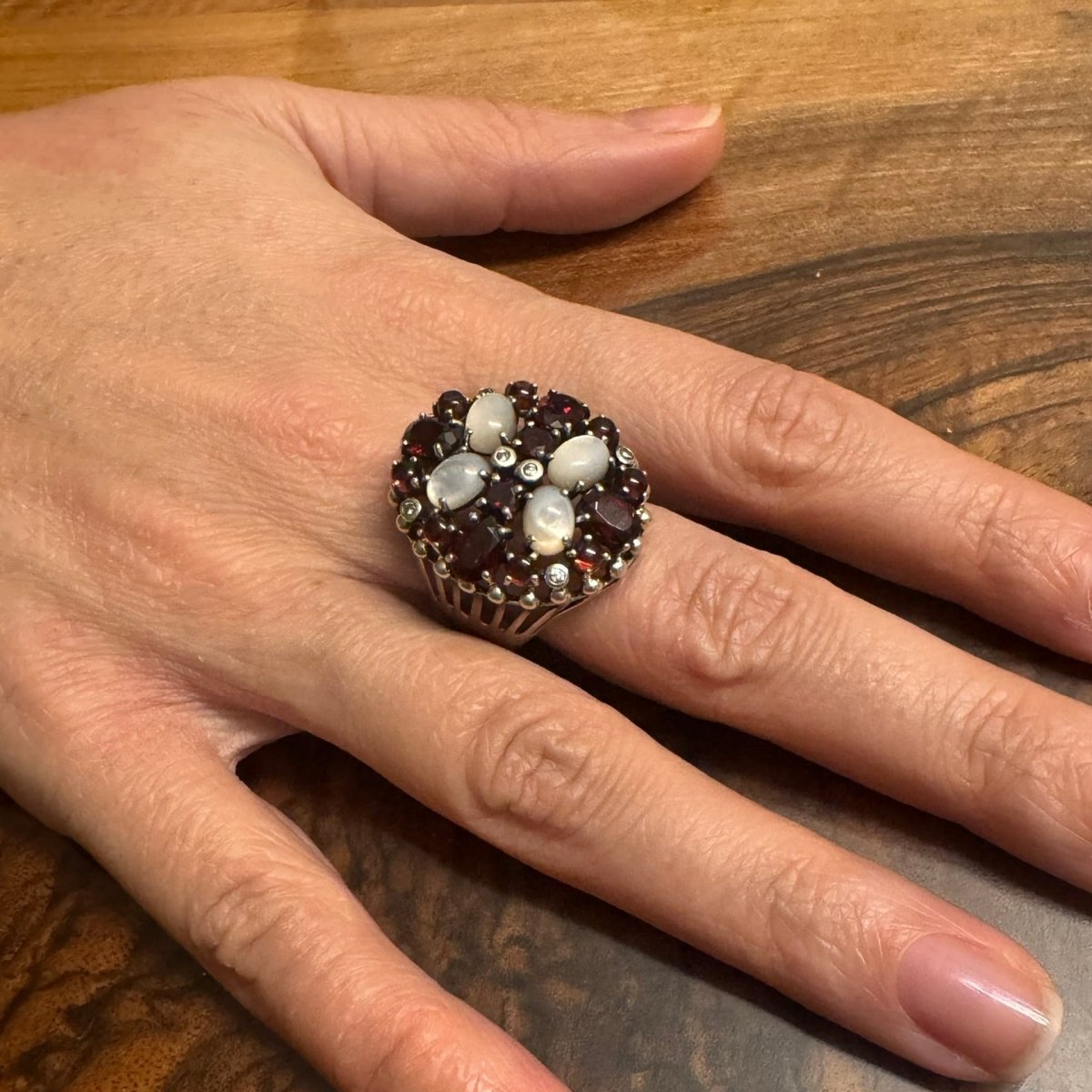 Bague en argent, nacre, grenats et zircons. - Castafiore