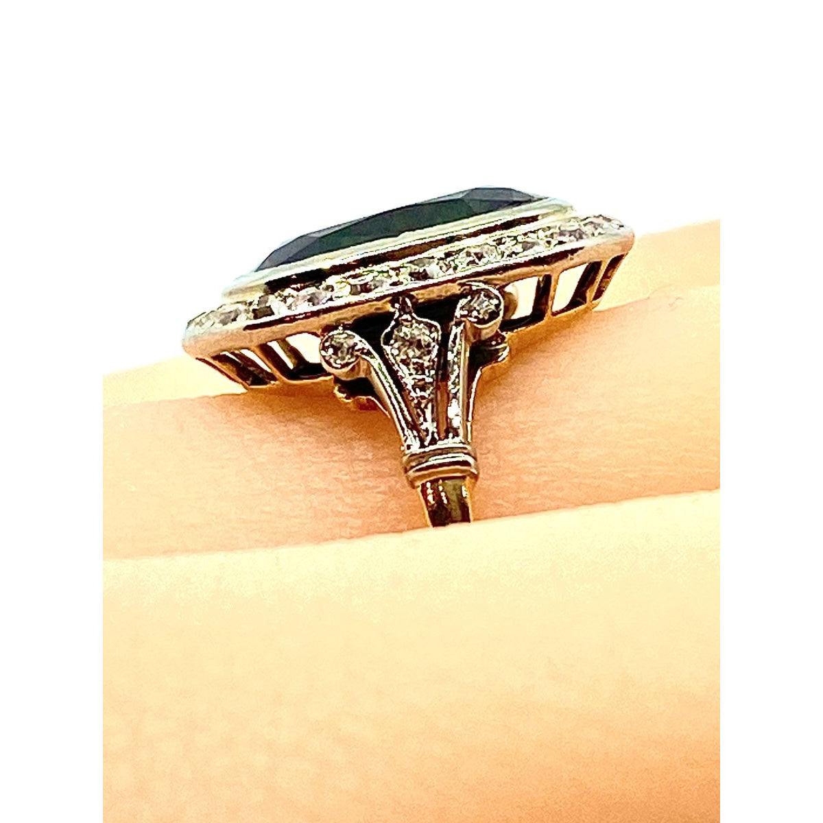 Bague en or 18 carats, saphir 3,47 carats et diamants. Epoque vers 1900 - Castafiore