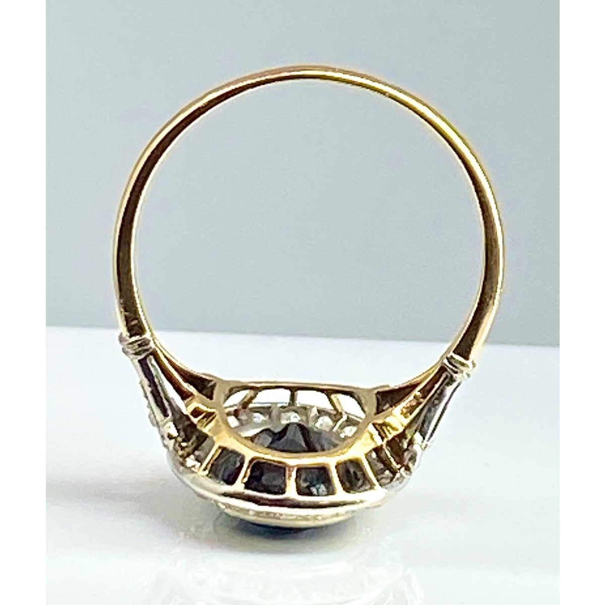 Bague en or 18 carats, saphir 3,47 carats et diamants. Epoque vers 1900 - Castafiore