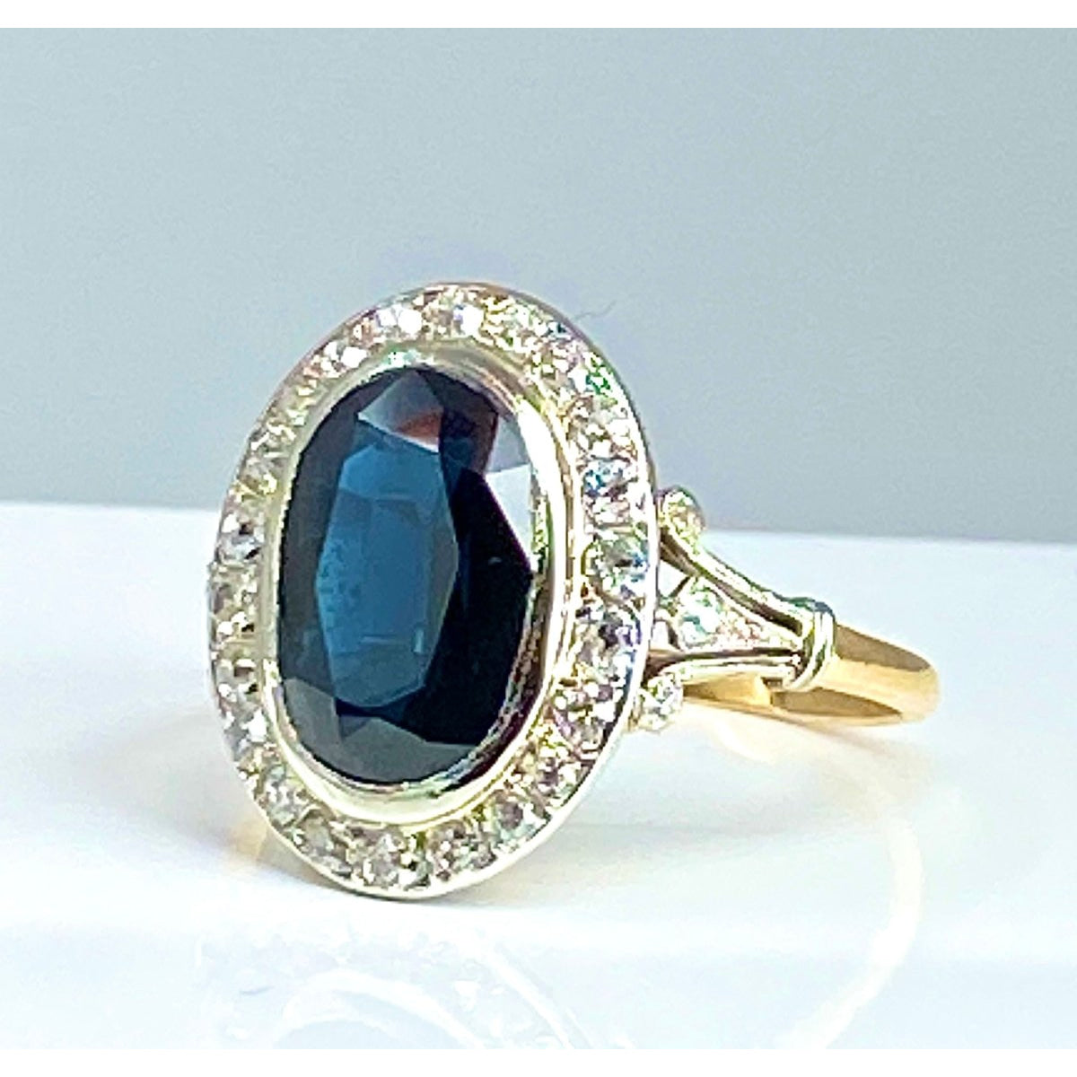 Bague en or 18 carats, saphir 3,47 carats et diamants. Epoque vers 1900 - Castafiore