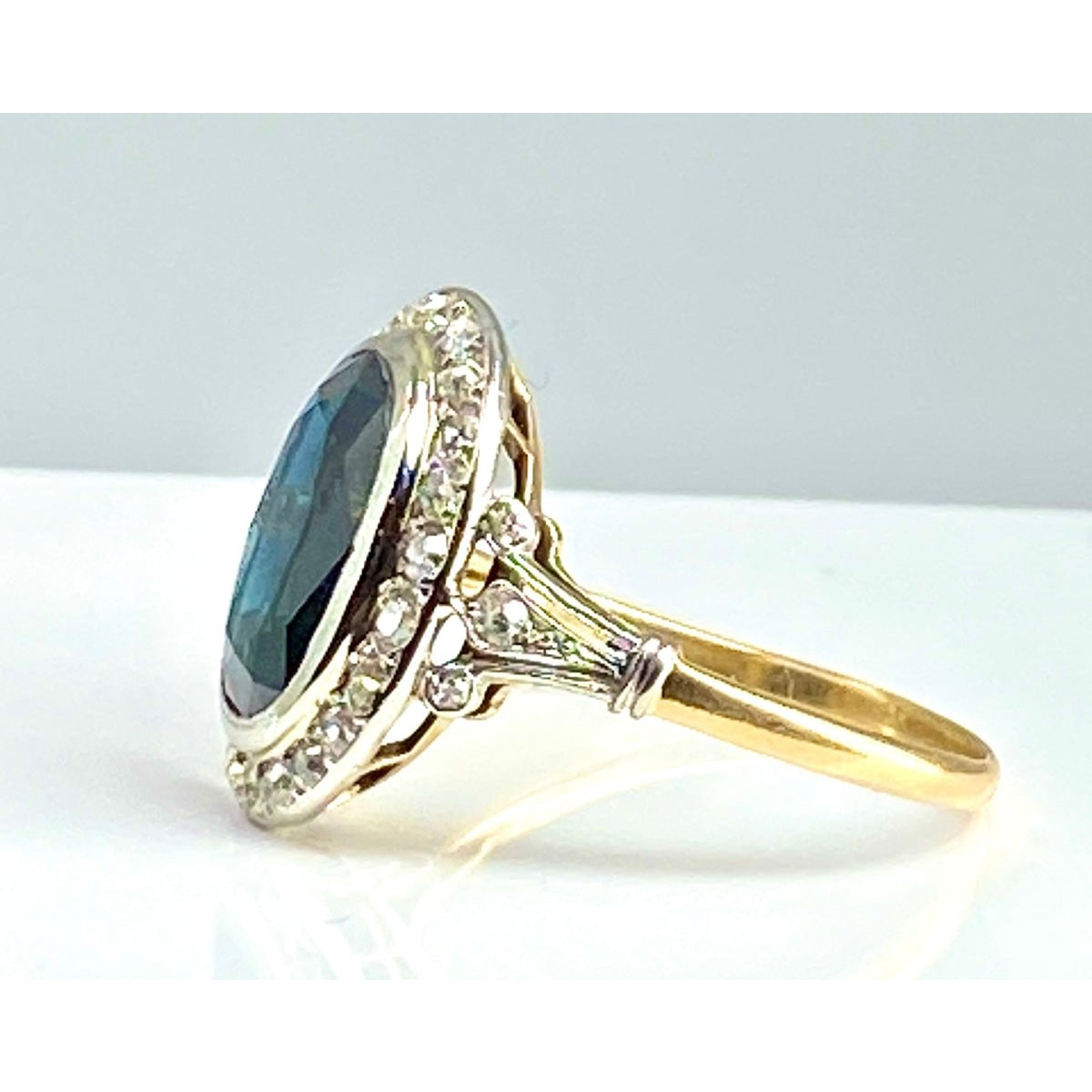 Bague en or 18 carats, saphir 3,47 carats et diamants. Epoque vers 1900 - Castafiore