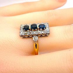 Bague en or 18 carats sertie de 3 saphirs , diamants vers 1900 - Castafiore