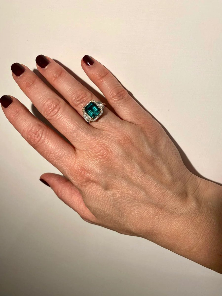 Bague en or avec émeraude non traitée de 3,33 carats certifiée par le Domaine - Castafiore