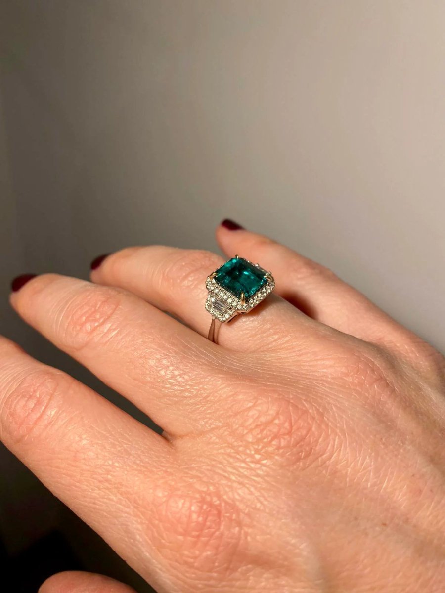 Bague en or avec émeraude non traitée de 3,33 carats certifiée par le Domaine - Castafiore
