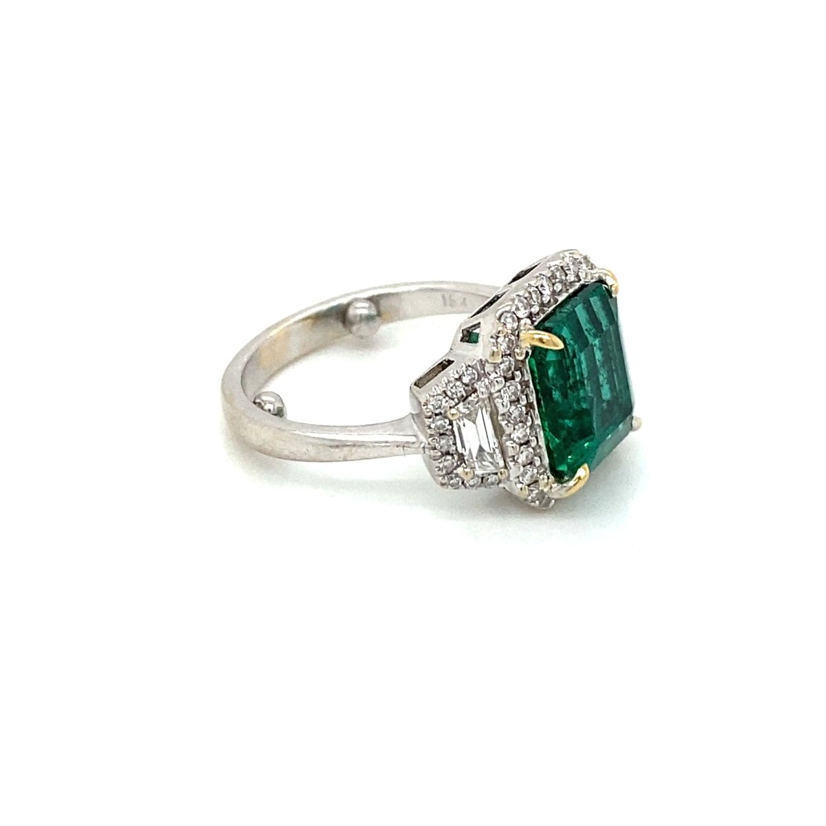 Bague en or avec émeraude non traitée de 3,33 carats certifiée par le Domaine - Castafiore