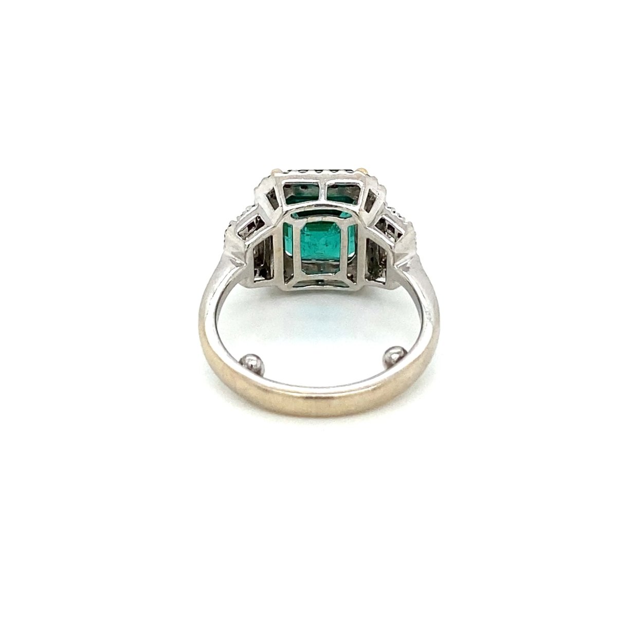 Bague en or avec émeraude non traitée de 3,33 carats certifiée par le Domaine - Castafiore