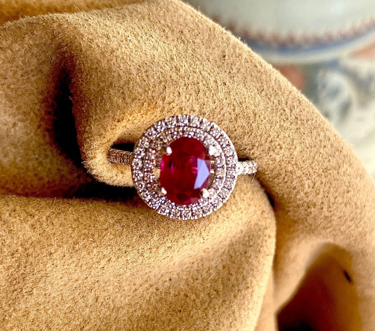 Bague en or blanc 18 carats, rubis 1,28 carat Birman et diamants - Castafiore