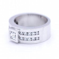 Bague en or blanc avec diamant taille princesse