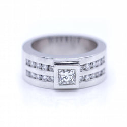Bague en or blanc avec diamant taille princesse