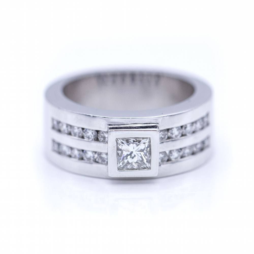 Bague en or blanc avec diamant taille princesse