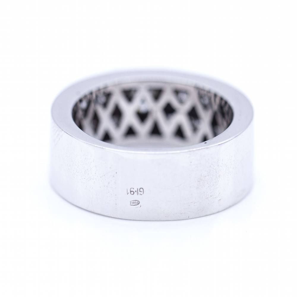 Bague en or blanc avec diamant taille princesse