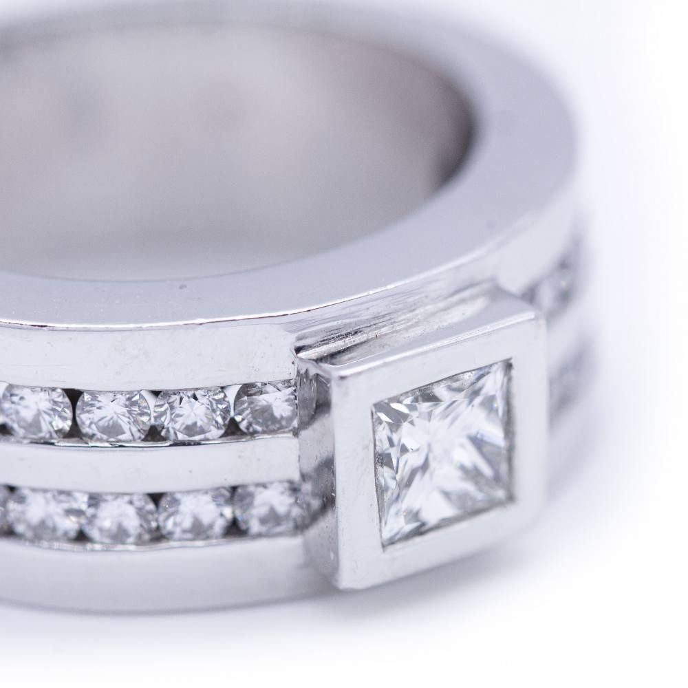 Bague en or blanc avec diamant taille princesse - Castafiore